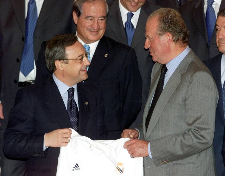 2001: con il presidente del Real Madrid Florentino Perez per il centenario del club. Reuters